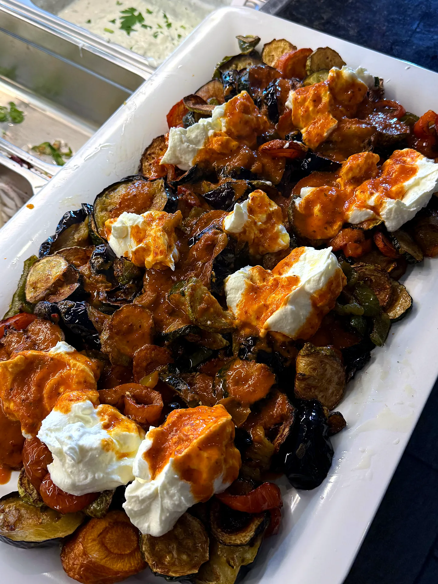 Gebackene Auberginen und Gemüse mit Joghurt und Tomatensauce