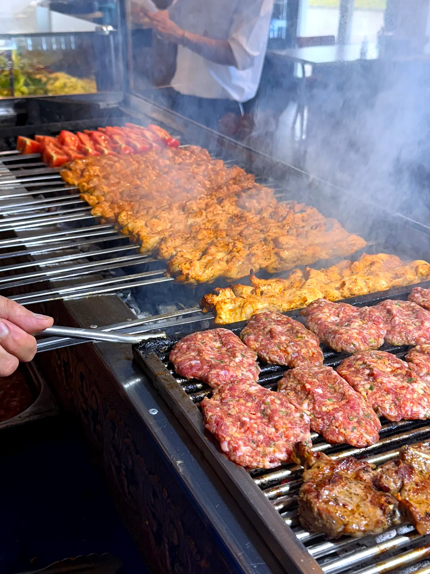 Hähnchenspieße und Köfte auf dem Holzkohlegrill