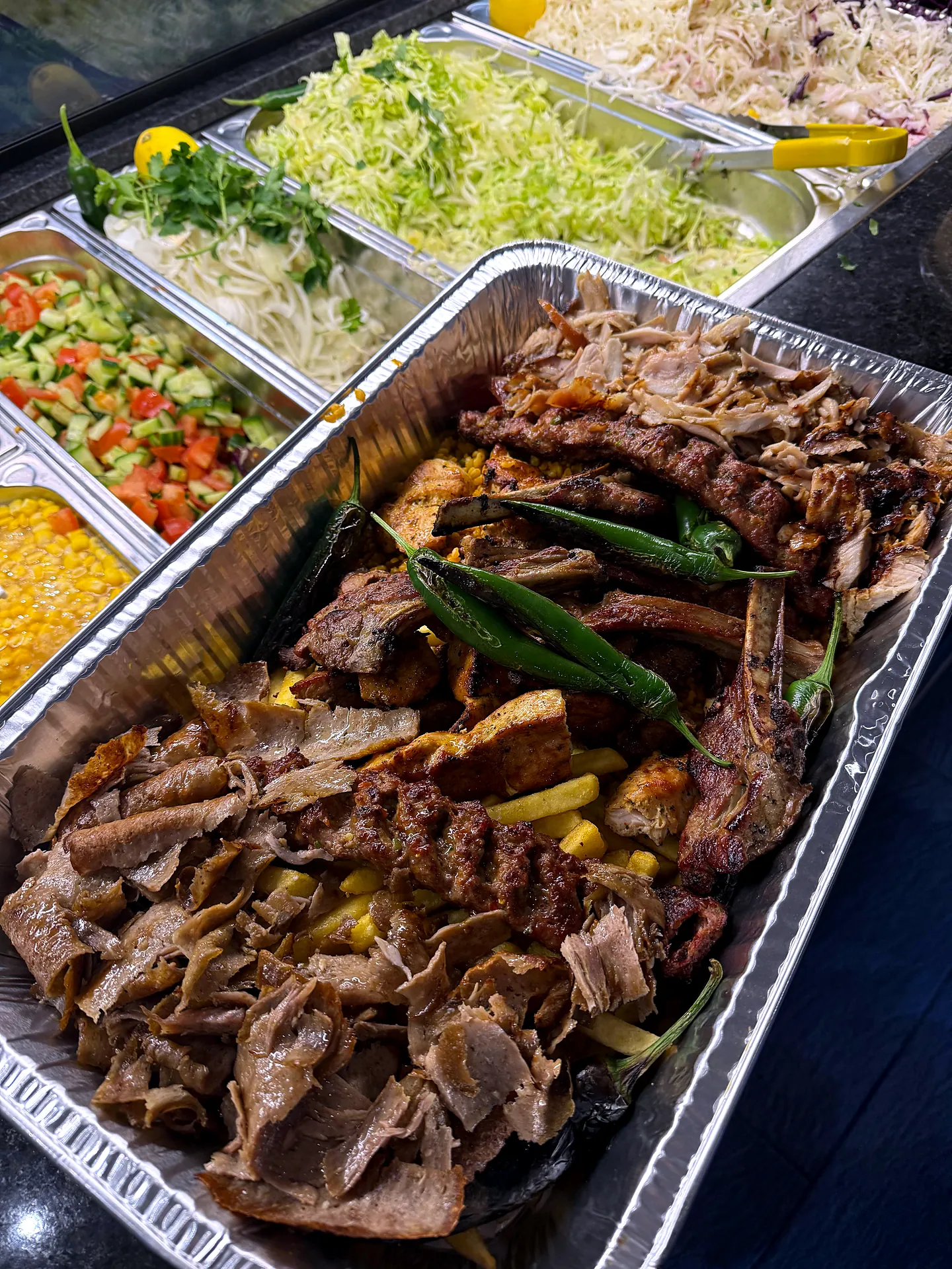 Platte mit geschnittenem Fleisch, Gemüse und Salat