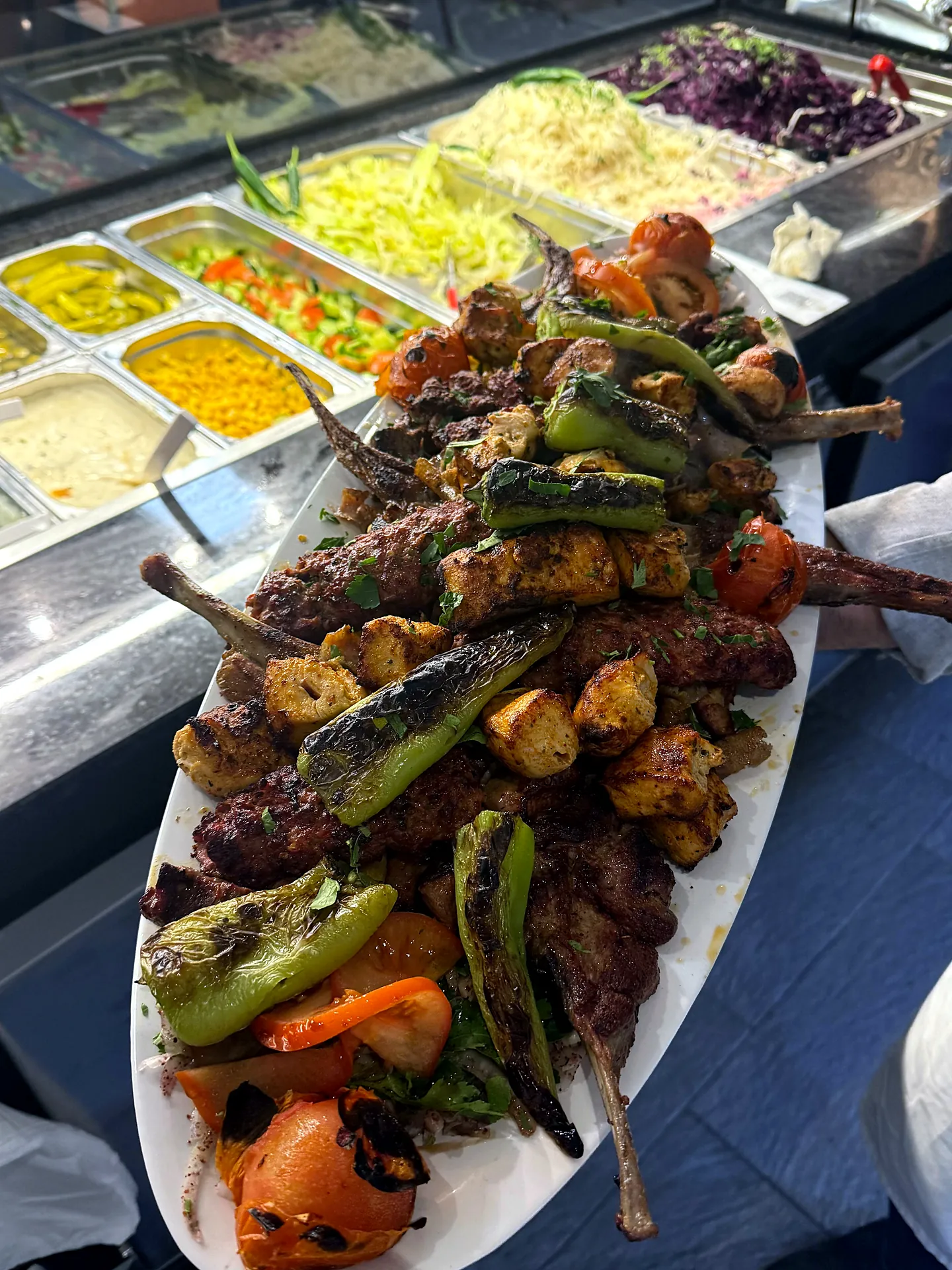 Gemischter Grillteller mit Lammspießen, Hähnchen und gegrillter Paprika