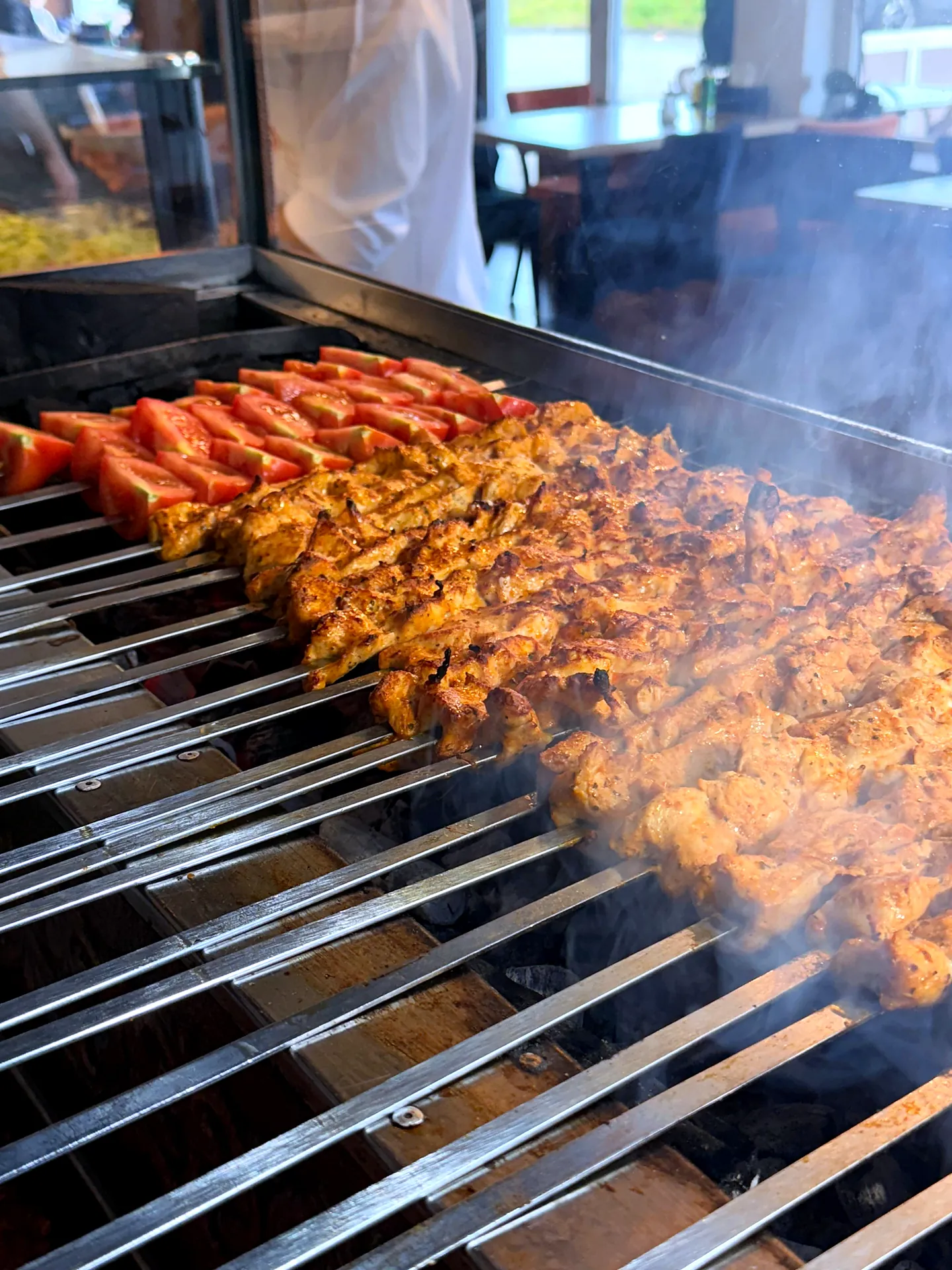 Marinierte Hähnchenspieße auf dem Holzkohlegrill