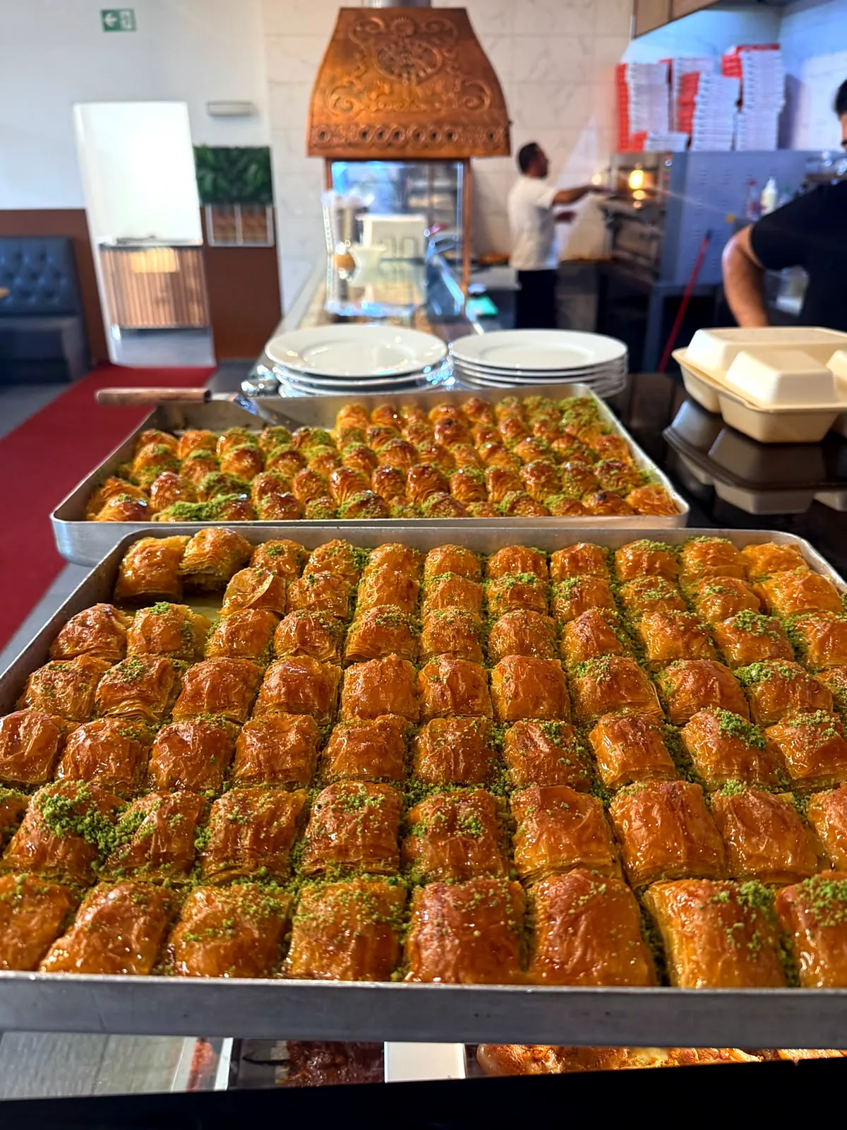 Frisch gebackenes Baklava auf dem Blech