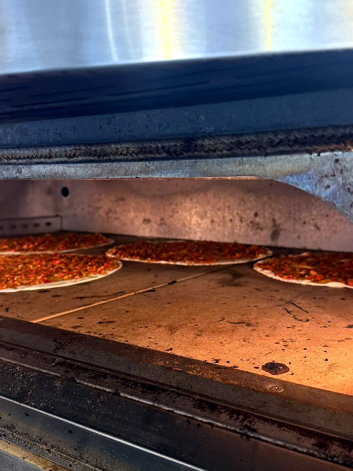 Pizza im Steinofen gebacken