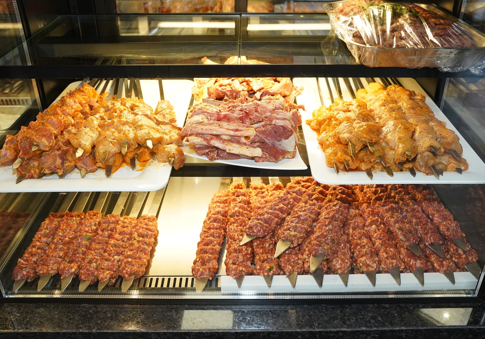Frische Grillspiesse in der Vitrine
